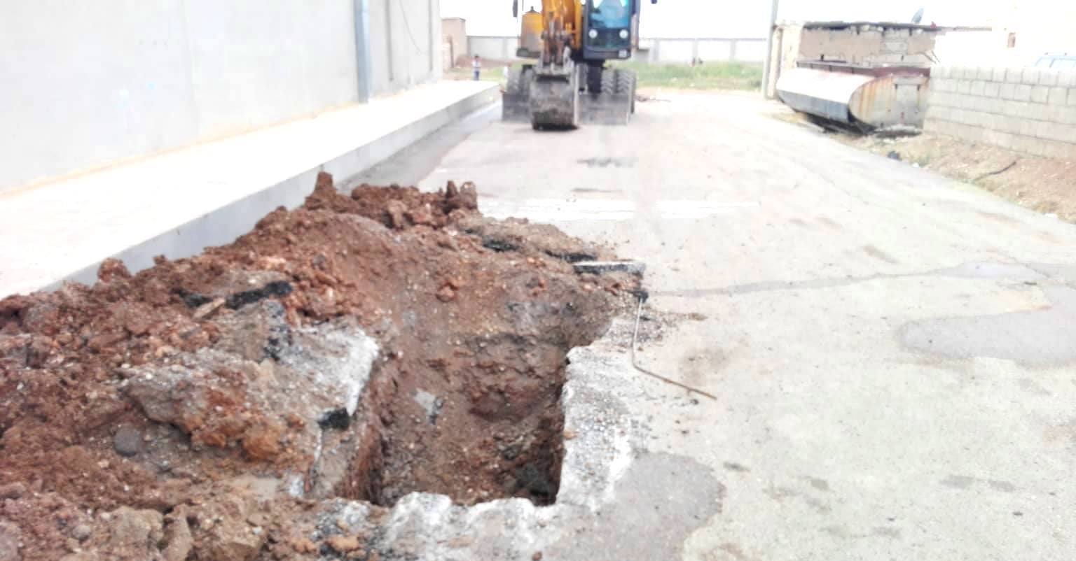 Western Qamishlo Municipality constitute four sewers in Al-Kornish quarter .